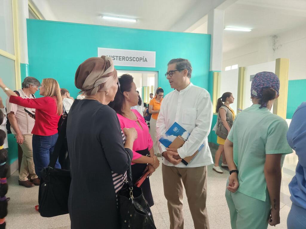 UN Resident Coordinator in Cuba, Francisco Pichón (centre), visits a maternity hospital.